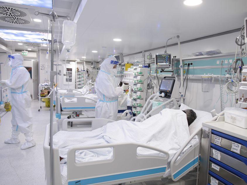 Pacienți internați cu diagnosticul Covid-19 sunt îngrijiți de medici în saloanele si ATI din cadrul Institutului de Pneumoftiziologie Marius Nasta din Bucuresti, 31 martie 2021. Inquam Photos / Octav Ganea
