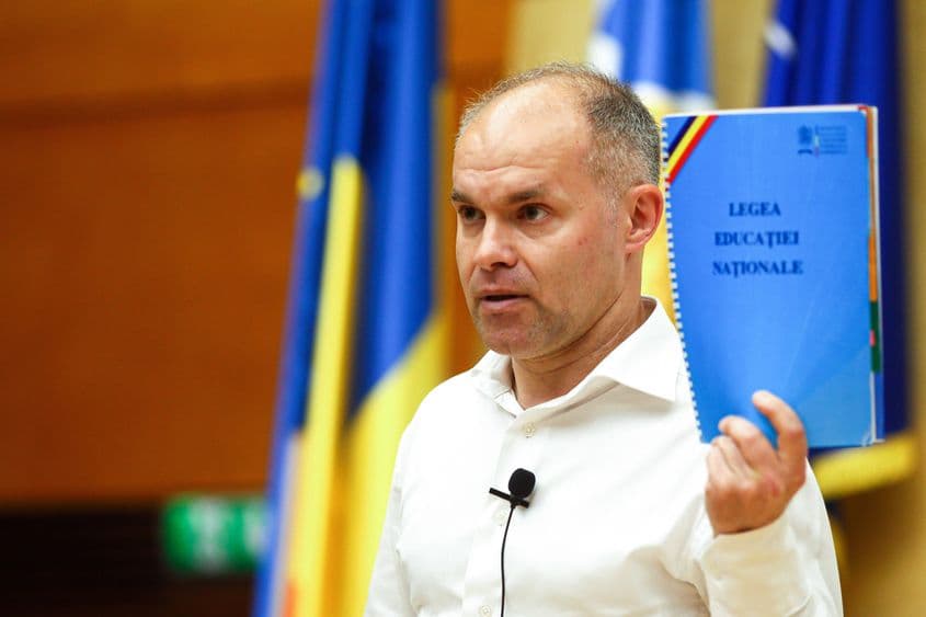 Daniel Funeriu, fost ministru al Educației în perioada 2009-2012, susținând la Timișoara conferința “Despre excelență, prostie, interese obscure și minciuni în educația românească”. FOTO: Virgil Simionescu / INQUAM PHOTOS