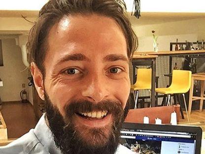 Bucătarul care gătește pe ritmuri de reggae