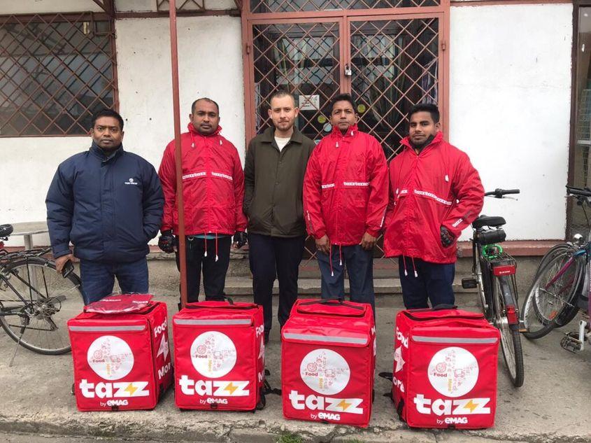 <em>Bogdan Poto în mijloc, alături de patru persoane ce par a lucra ca livratori pentru Tazz</em>. <em>Sursă: Facebook Bogdan Poto</em>