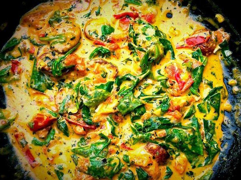 Chorizo în sos cremos de vin și smântână, o rețetă de Cristi Roman.
