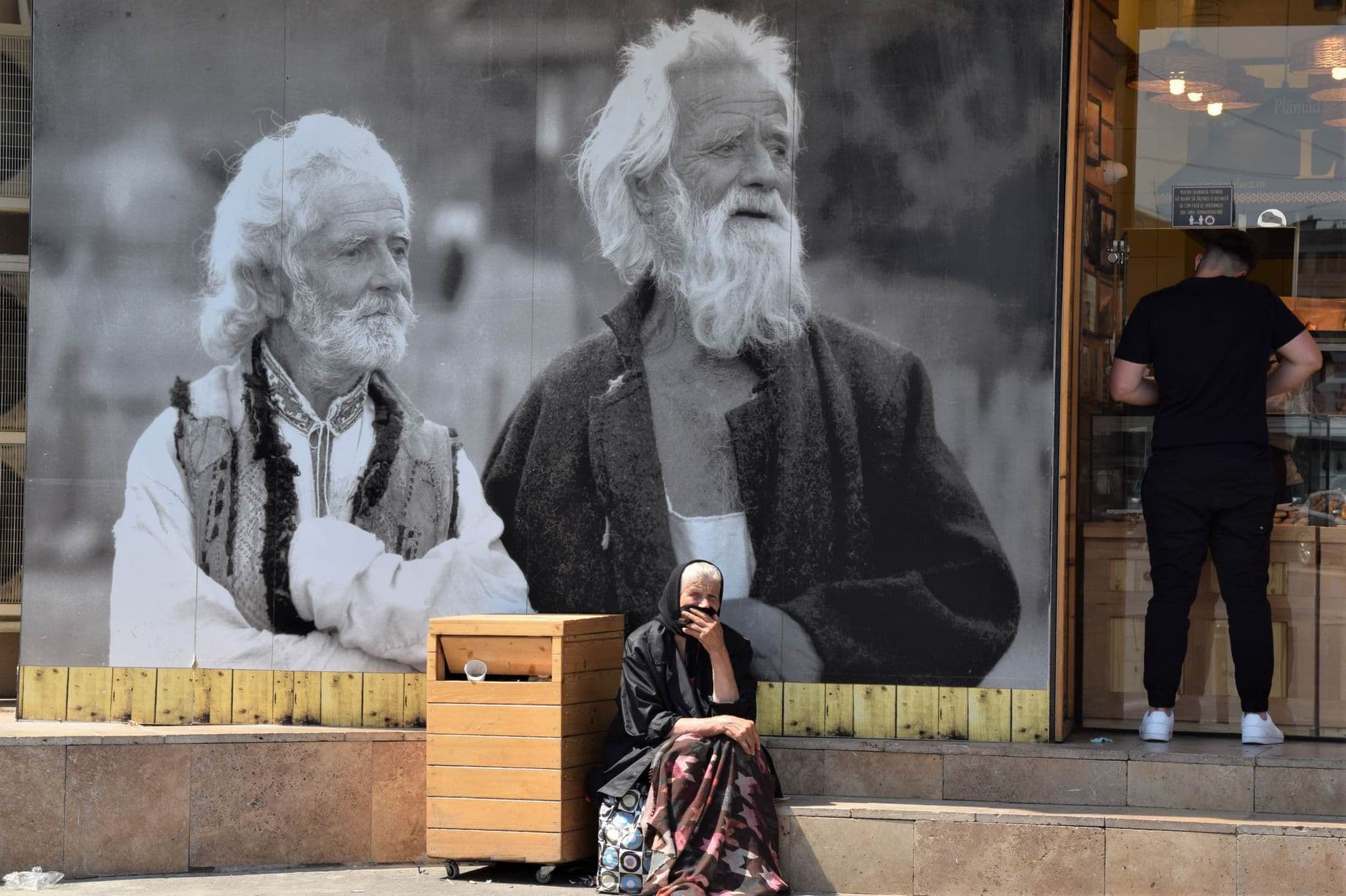 România are cea mai mare rată a sărăciei persistente din Uniunea Europeană. Circa unul din 5 români trăiește sub pragul sărăciei, iar 150.000 de copii se culcă flămânzi în fiecare zi la noi în țară.