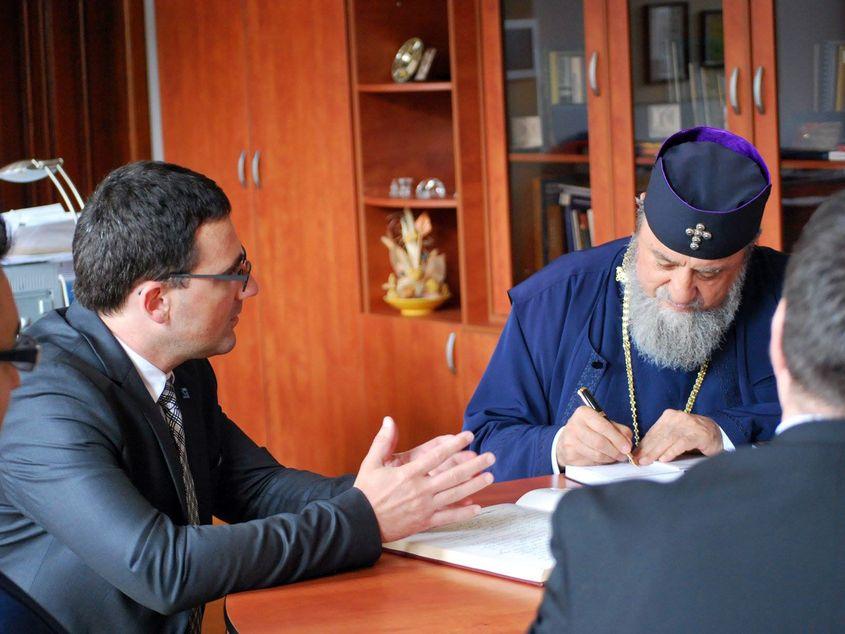 Rectorul UEMR din Reșița, Andrade Bichescu (în stânga) și Mitropolitul Ardealului Laurențiu Streza, unul dintre susținătorii Universității reșițene. În 2011, Streza a primit titlul de Doctor Honoris Causa. FOTO (c) pagina de Facebook a Universității Eftimie Murgu Reșița.
