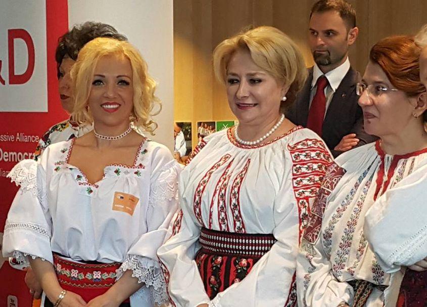 Lilla Debelka (în stânga), alături de Viorica Dăncilă, la o acțiune a Organizației de femei din PSD.