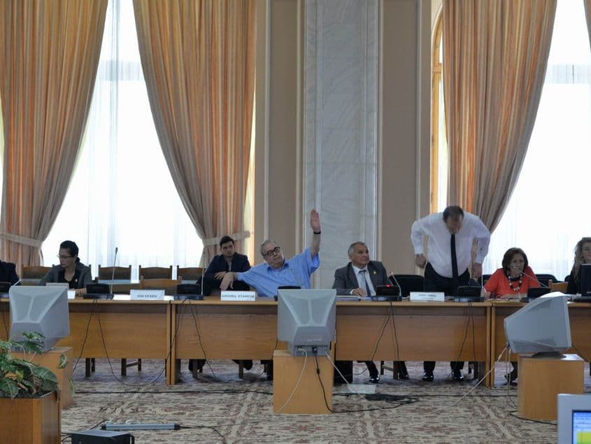 Deputații din Comisia de Învăţământ l-au ascultat pe Anghel Stanciu (PSD): "De ce să nu lași pe mâine ce poți face azi?". Foto: Lucian Muntean