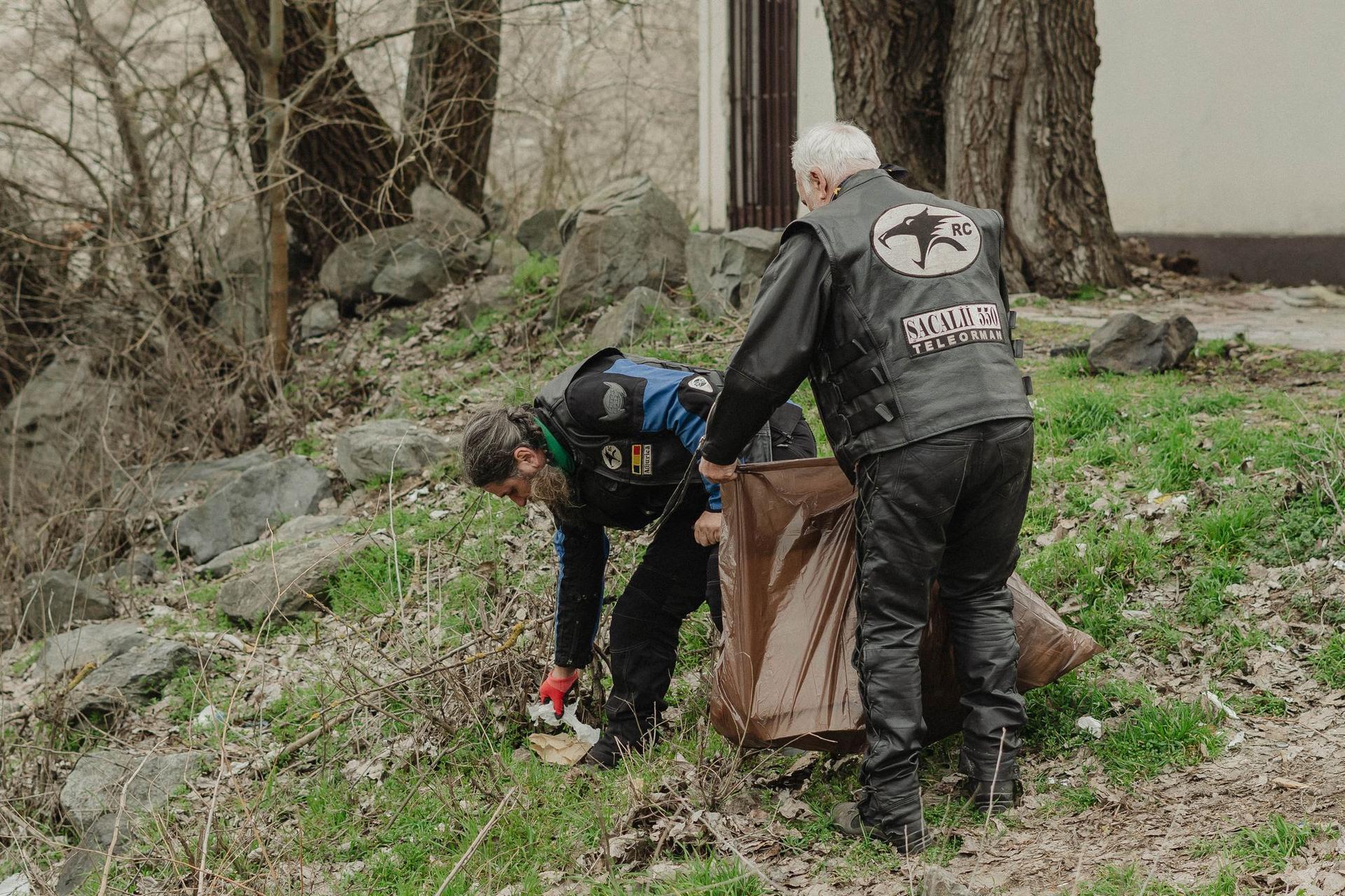 Șacalii la igienizarea plajei Cheson. Foto: Larisa Baltă