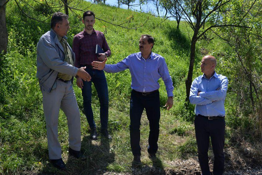 Fostul director al Exploatării (în stânga) și senatorul Bulacu (în centru), în zona afectată.