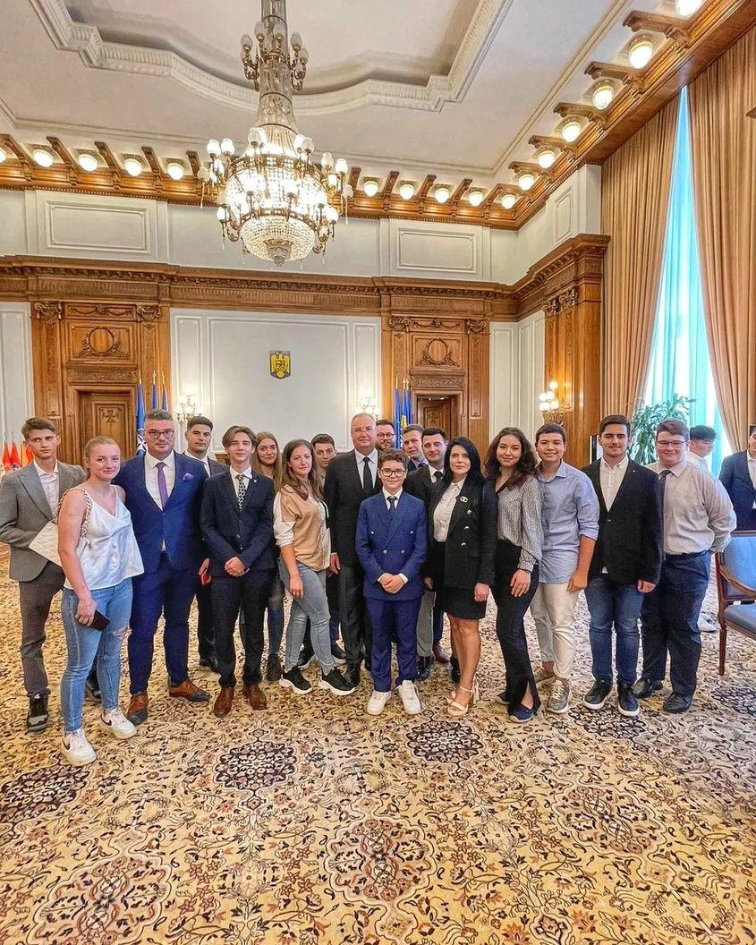 Ioana Păiuș, fostul premier Nicolae Ciucă și fostele colege din organizația de femei a PNL. Sursă foto: Ioana Păiuș/LinkedIn