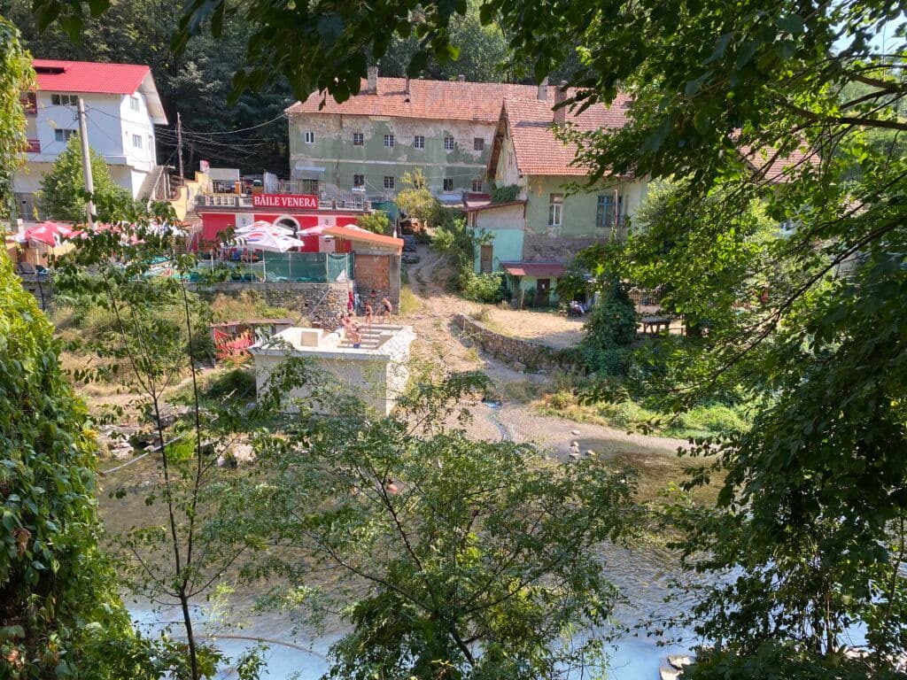 Băile Venera, văzute de pe malul drept al râului Cerna. Foto: Oana Moisil