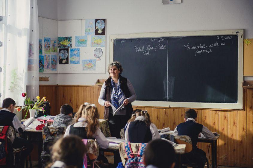 Ora de geografie și de limba română, pentru clasele a II-a și a IV-a. Foto: Ioana Epure