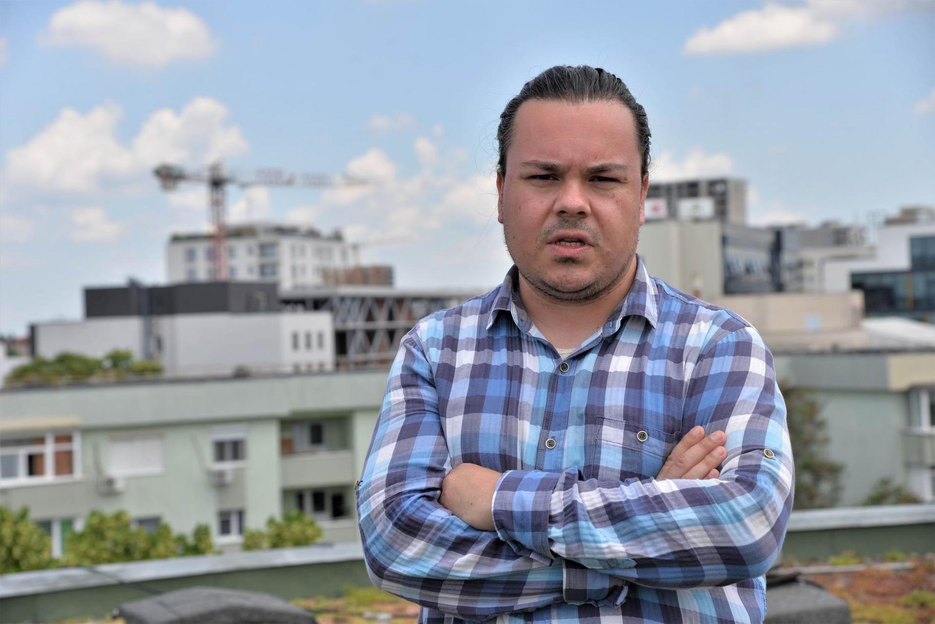 Octavian Pascu, inițiatorul sistemului tehnic de acoperiș verde pentru terasele blocurilor din cartierul Aviației, sector 1, București. Foto: Lucian Muntean