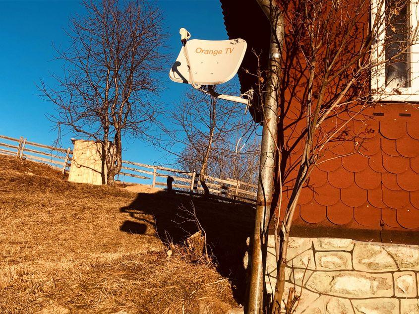 Veceul nou nouț din vecini, încă mirosind a parfum de rășină de brad.