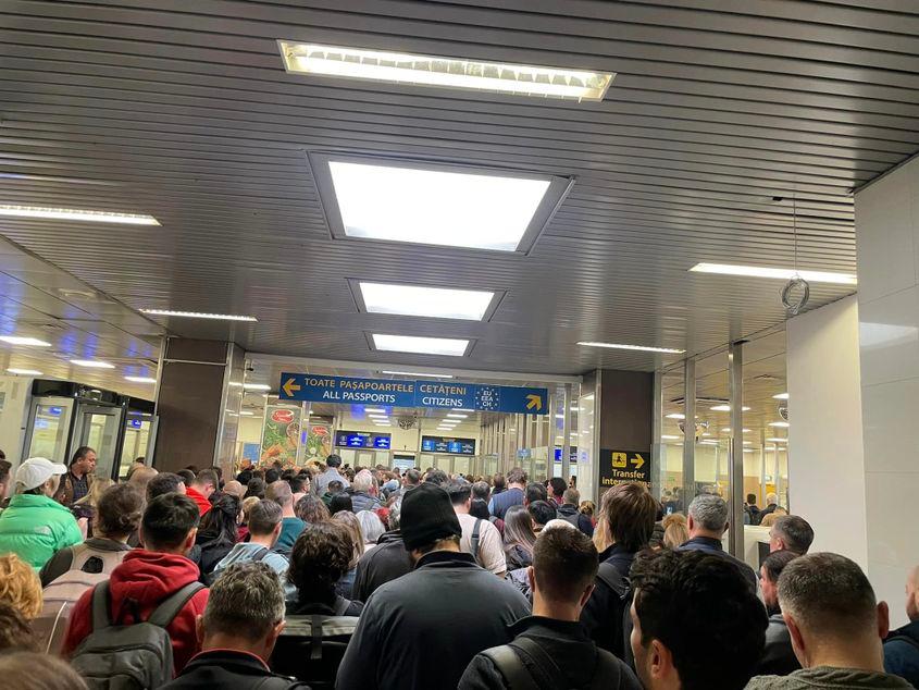 Aeroportul Otopeni nu e pregătit nici acum pentru intrarea României în Schengen. O dovedesc cozile. Foto: PressOne