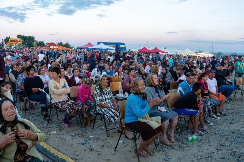 Spectatori la Festivalul Lubeniţei.