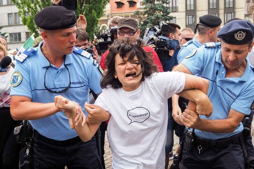 Actrița Oana Mardare luată pe sus de Jandarmi, la un miting Noua Dreaptă în 2017 Foto: Raul Ștef