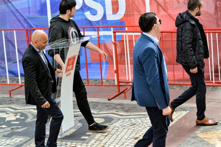 De la tribună, vorbitorii PSD au vărsat lături în capul adversarilor politici în timp ce primeau lături de la contramanifestanți