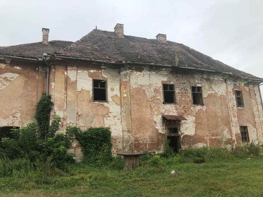 Castelul Brukenthal din Micăsasa este un monumet istoric de interes național aflat într-o stare jalnică