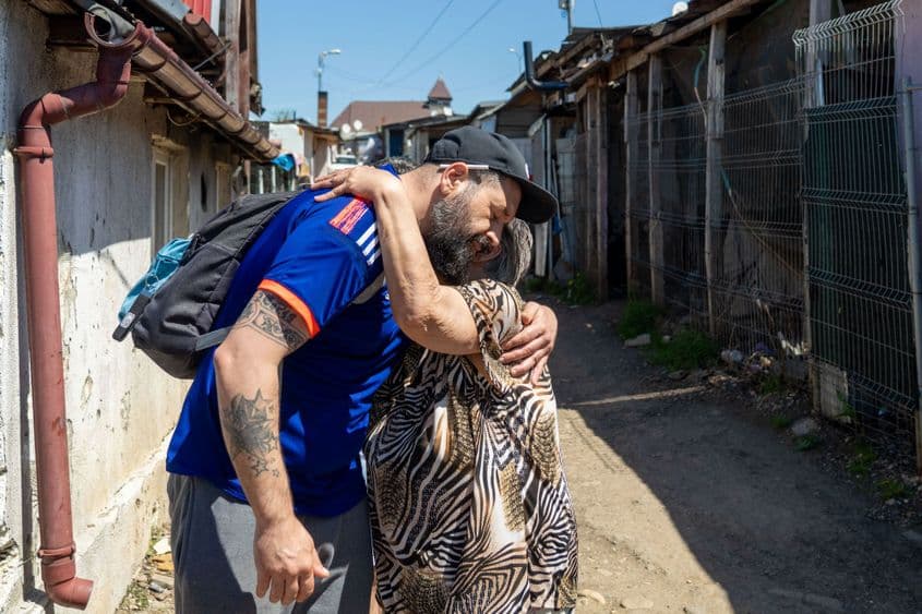 Alex Fechete, alias Pepe și tanti-Mama, care urmează să se mute într-un apartament și să plece din ghetou. Foto: Raul Ștef