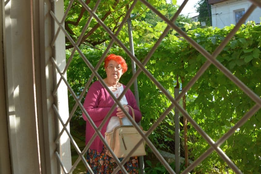 Bianca, un om liber, în grădina ei din Iași