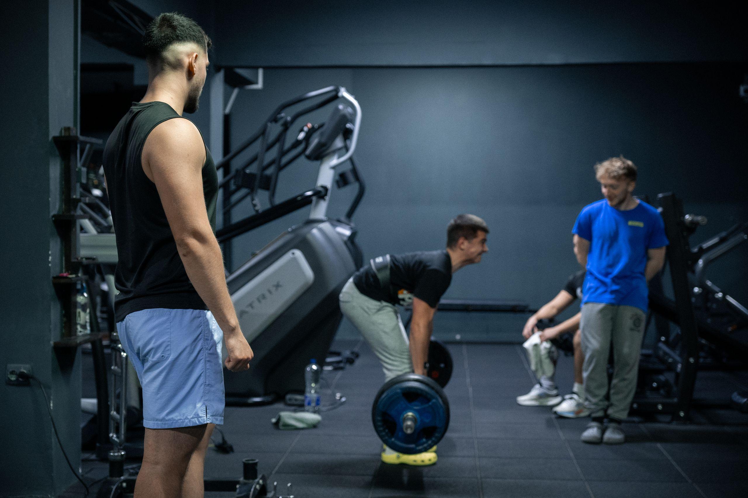 Foto: Daria Gizdavu. M își urmărește prietenii de la sală în timp ce fac îndreptări.