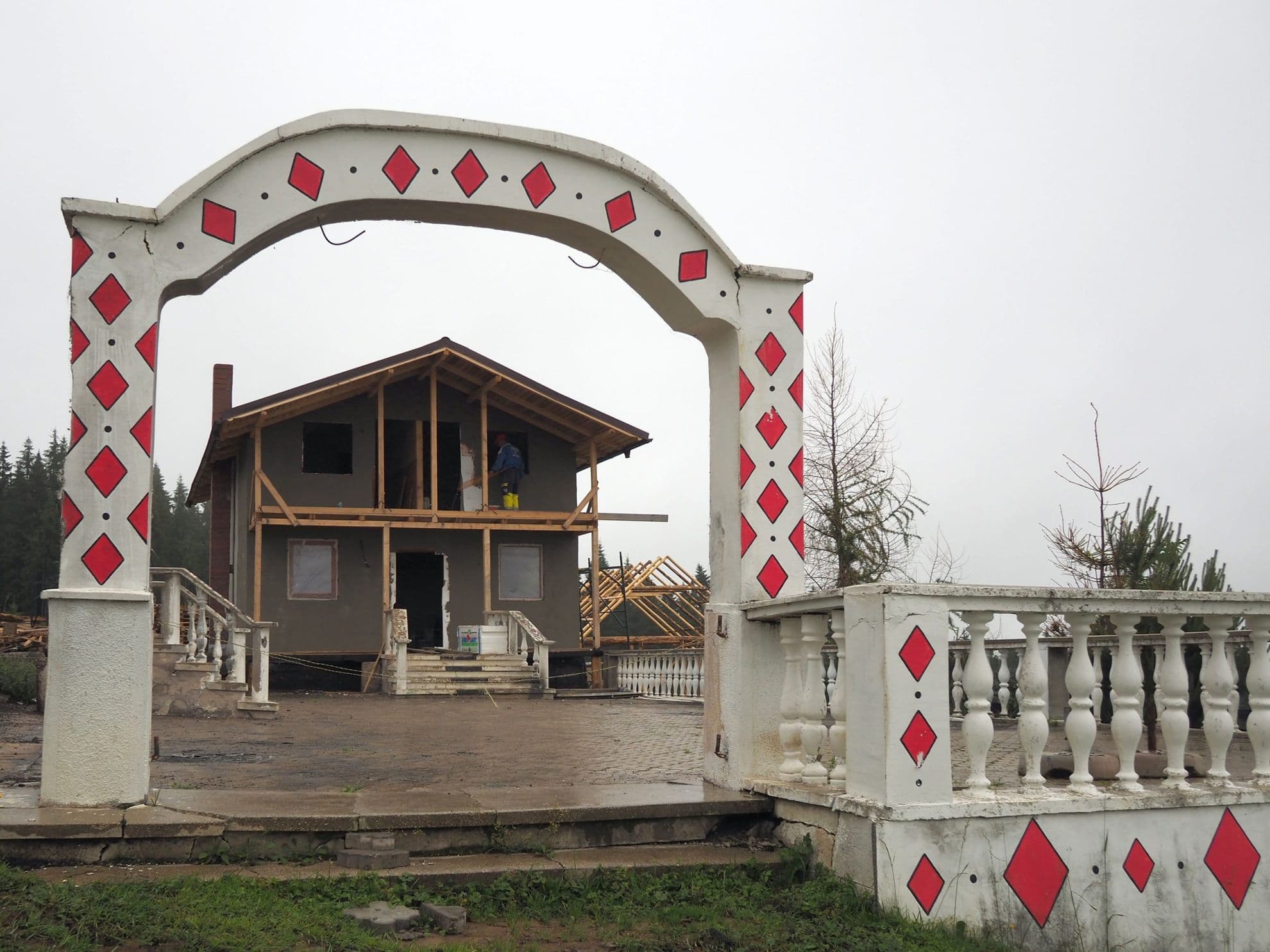 Celebra arcadă încadrând noua bază a reconstrucției unui vis.