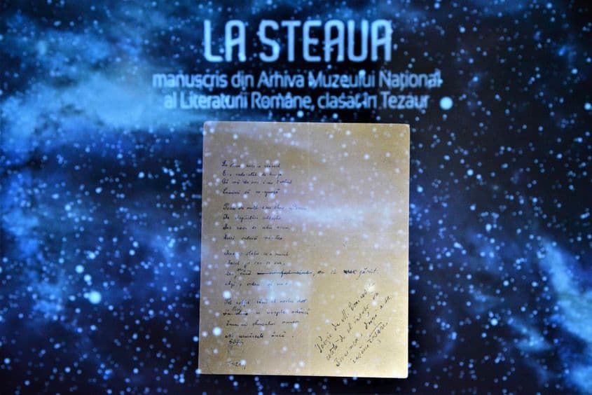 Vitrina multimedia a poemului „La Steaua”, din colecția Muzeului Național al Literaturii Române. Foto: Lucian Muntean