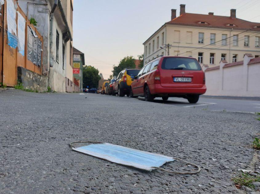 Mască aruncată pe stradă în Sibiu. Foto Lucian Muntean