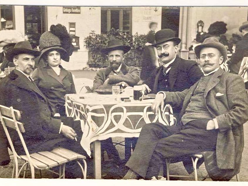 De la stânga spre dreapta: George Coşbuc – d-na Vaida-Voievod – dr. Ciuta (Bistriţa) – Alexandru Vaida-Voievod – I.L.Caragiale (Karlsbad, 1911). Sursa foto: Wikipedia