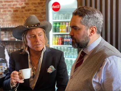 Preotul Ciprian Mega (dreapta) împreună cu actorul Mickey Rourke, cel care joacă rolul unui demnitar american în filmul 21 de rubini. Foto: Eirina Film (c)