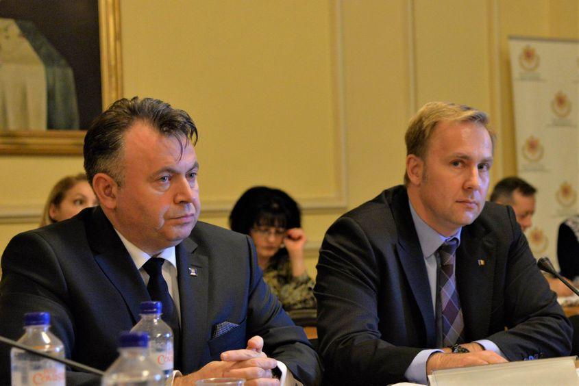 Nelu Tătaru (stânga), fost ministru al Sănătății, lângă Victor Costache (dreapta), alt fost ministru al Sănătății. Foto: Lucian Muntean
