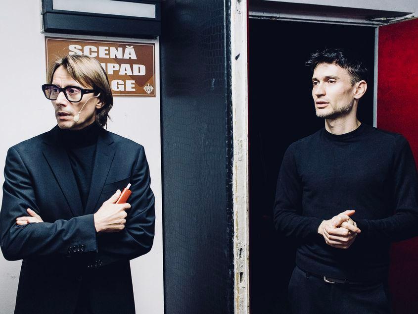 Marius Manole și Andrei Irimia în backstage-ul spectacolului „Lumini și umbre”: Vocea lui are o textură care mușcă din sunetul pianului sau, alteori, îl îmbrățișează”, mărturisește Andrei Irimia.