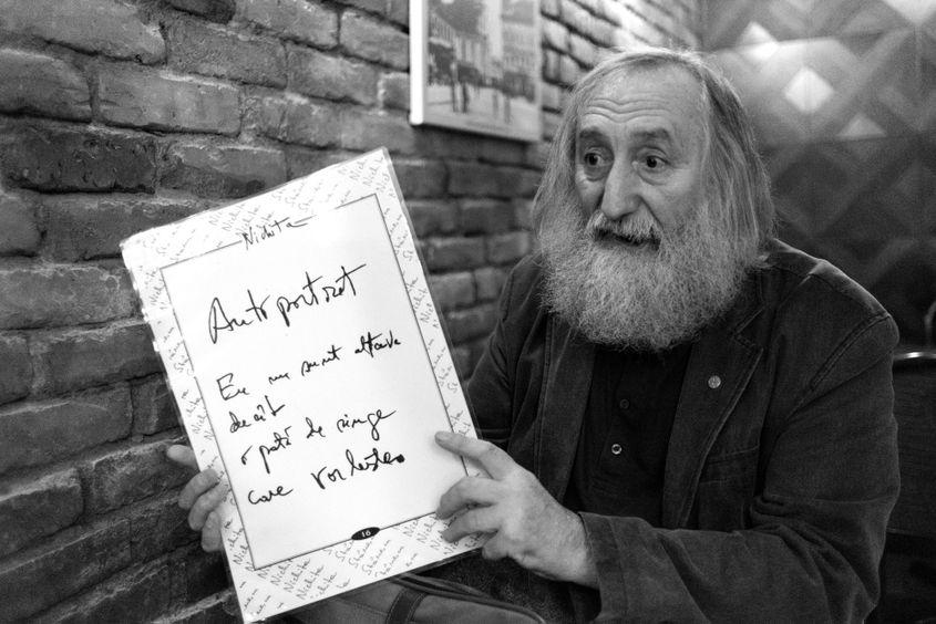 Adam Puslojić ne arată o copie plasticată a primului „Autoportret” pe care Nichita Stănescu l-a scris direct pe un album al poetului sârb.