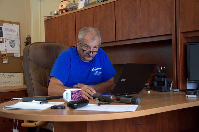 George Lulelaru, la biroul său de agent imobiliar.