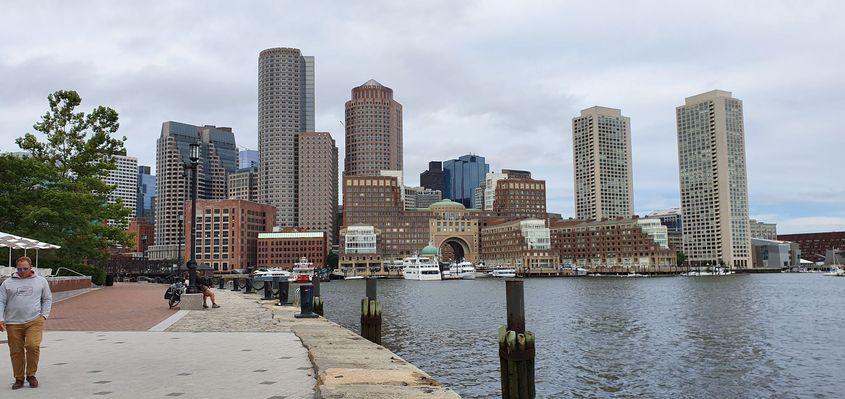 Centrul orașului Boston se vede superb din Seaport District