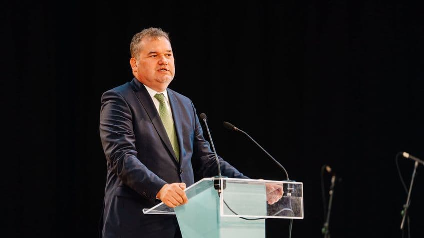 La trei săptămâni de la intrarea în vigoare a noilor prevederile din Codul Administrativ propuse chiar de Cseke Attila, ministrul interimar al Dezvoltării a venit cu o interpretare proprie a modului în care ar trebui aplicată legea, care este opusă prevederilor inițiale. Foto: Facebook / Cseke Attila