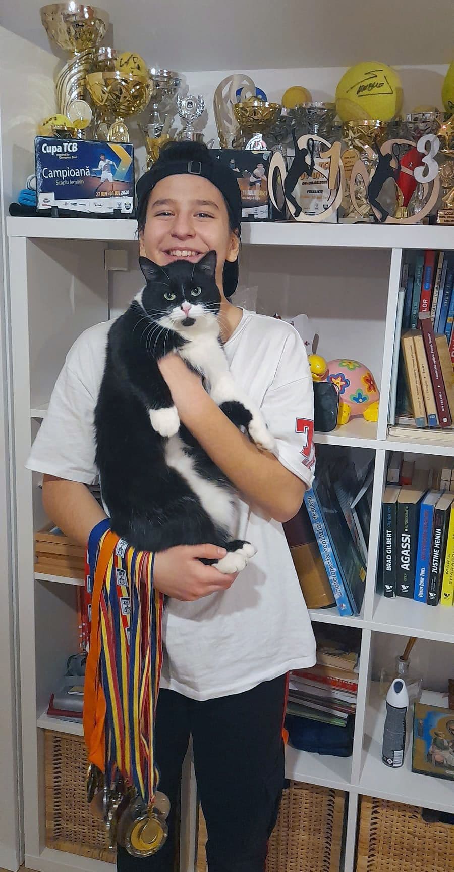 Deși are peste 40 de trofee și medalii, Sonia rămâne copil. Cel mai mare trofeu: pisica Lulu. Foto: arhiva personală