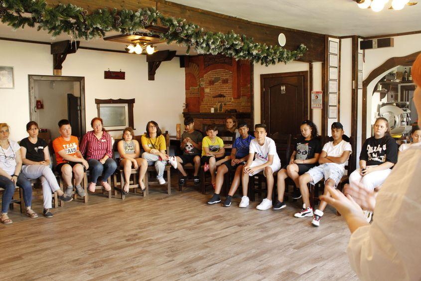 Jocuri de grup în tabăra educațională împotriva bullyingului, organizată de fundația ELOC, unul dintre câștigătorii concursului de granturi Raiffeisen Comunități în 2021. Foto: Fundația ELOC