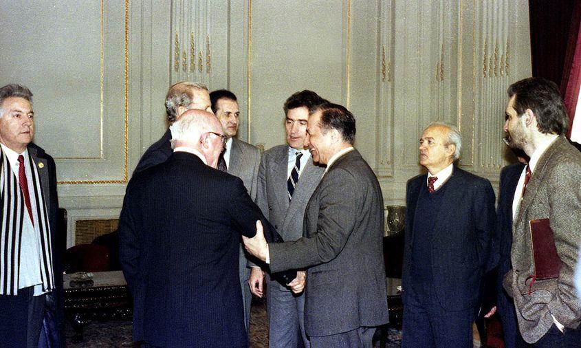 O altă imagine de la întâlnirea din 1990 dintre Ion Iliescu şi James Baker. Al doilea din dreapta este Dan Marţian, care avea să devină preşedinte al Camerei Deputaţilor.
