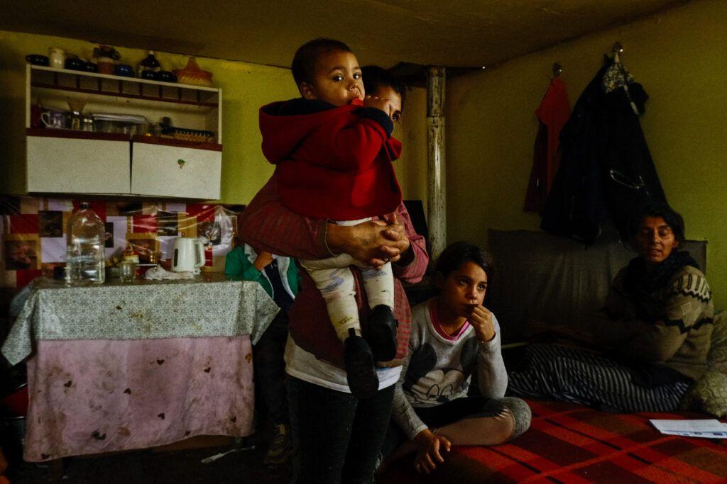 Doamna P. în casa ei de pe rampă. Foto: Vlăduț Bîlea