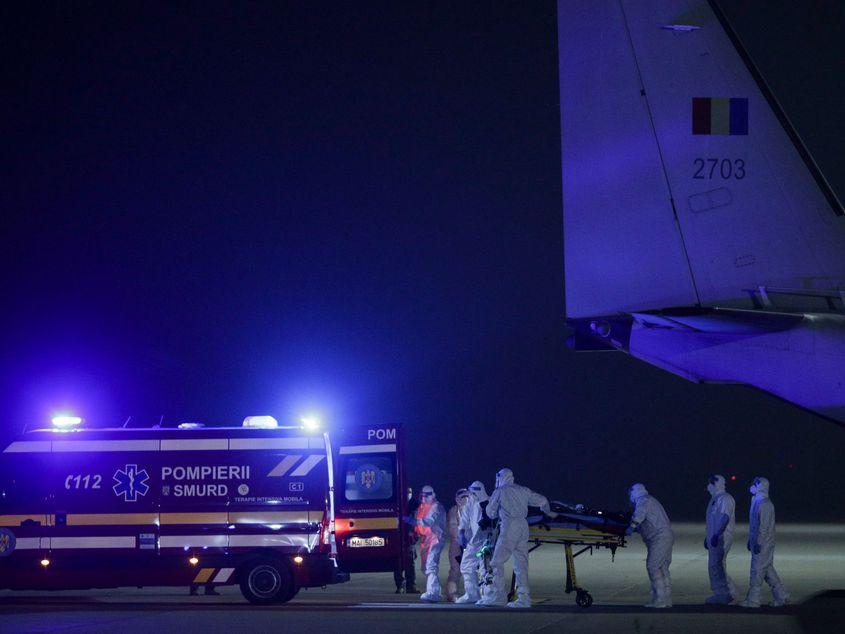 Transport militar efectuat cu o aeronavă Spartan C-27J pentru aducerea în București a doctorului Cătălin Denciu în Otopeni, duminică 15 noiembrie 2020. Inquam Photos / Octav Ganea