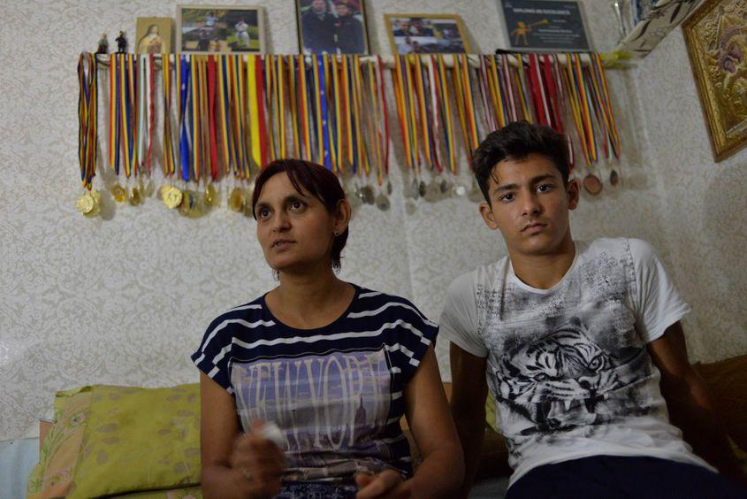 În camera unde doarme, Alex a expus cele 57 de medalii câștigate în trei ani de competiții.