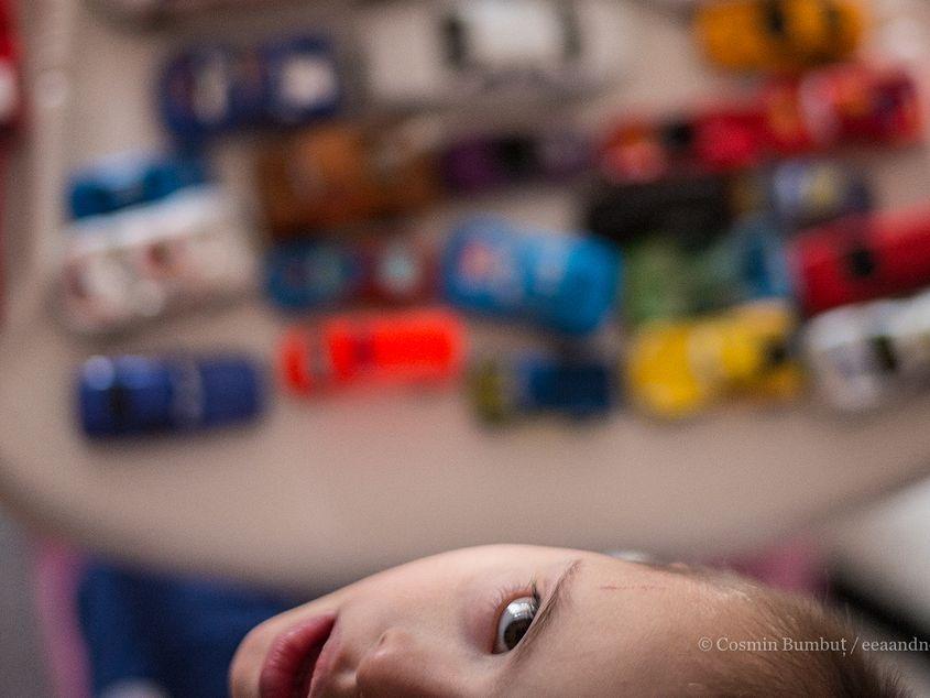 Toni, 5 ani, și colecția lui de mașinuțe. Toni are Sindrom Down și vine la Centrul NoRo de la 2 ani. Fotografii: Cosmin Bumbuț
