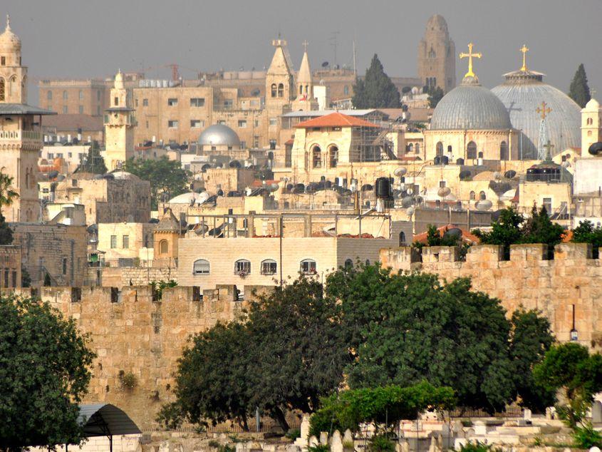 O privire asupra cartierului creștin din orașul vechi, în care se distinge Rotonda - cupola dominantă a Bisericii Sfântului Mormânt.