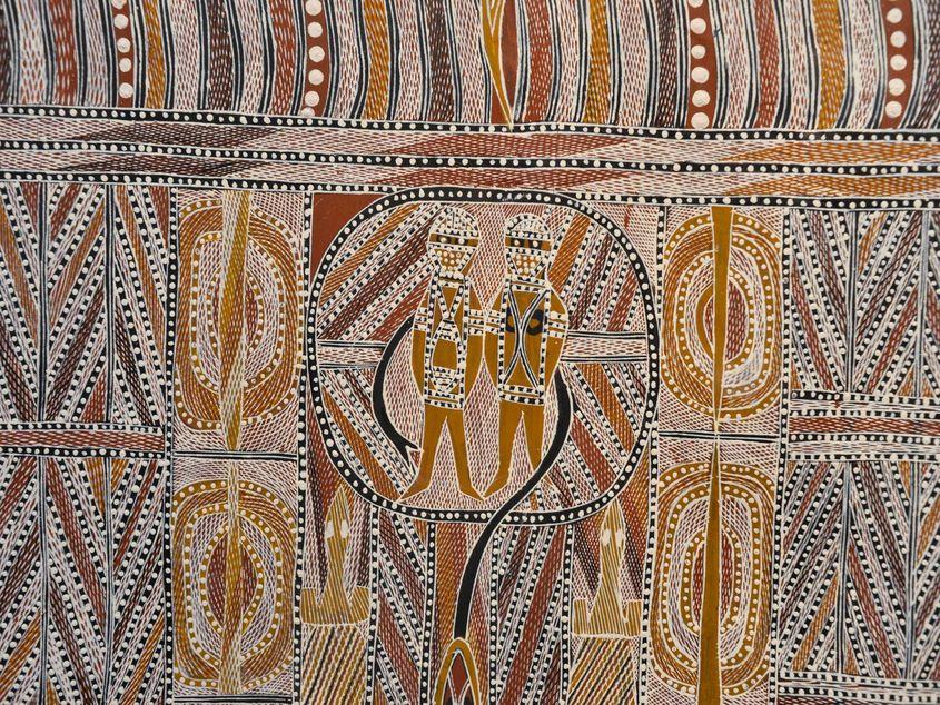 Două personaje misterioase înconjurate de un șarpe sunt considerate de aborigeni ca aducătoare de ploaie. Detaliu dintr-o pictură care provine din Kimberley, Australia. Fotografii: Lucian Muntean