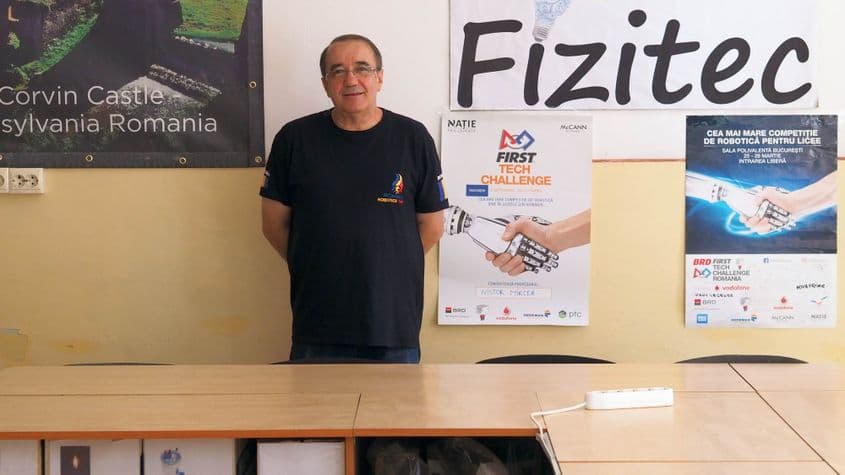Mircea Nistor, sufletul clubului de robotică din Hunedoara.