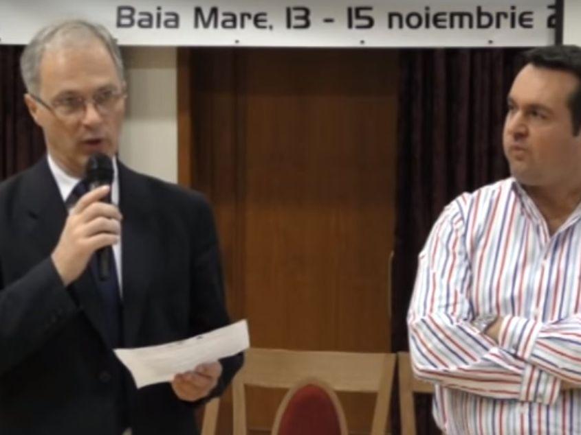 Directorul Cristian Heuberger (în costum) şi primarul Cherecheş, la întâlnirea din noiembrie. Captură video