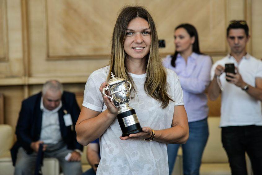 Simona Halep pe aeroportul Otopeni, la întoarcerea de la Roland Garros. Foto: Lucian Muntean