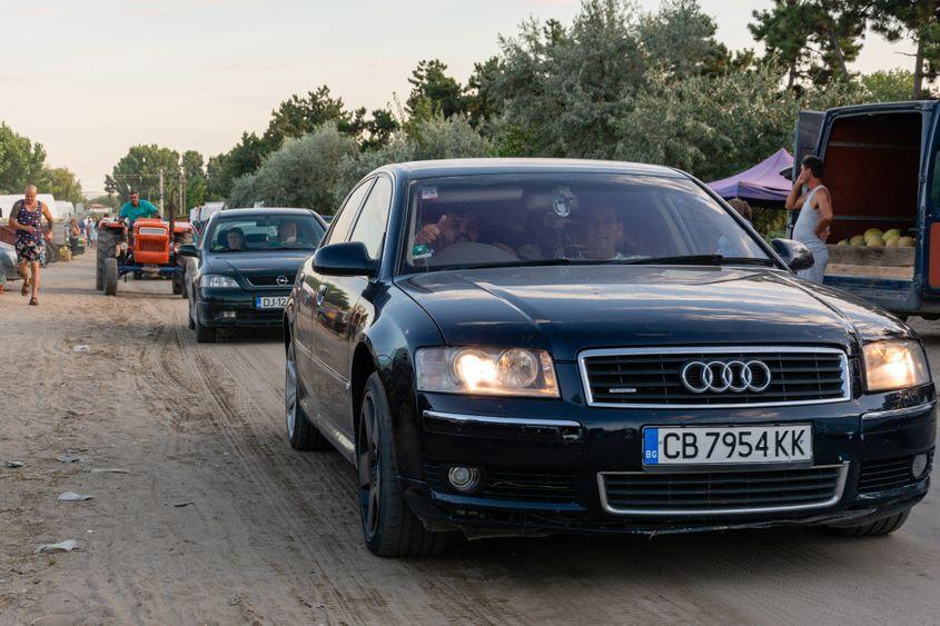 Tot ce are are roți și merge singur e bun la cărat lubenițe.