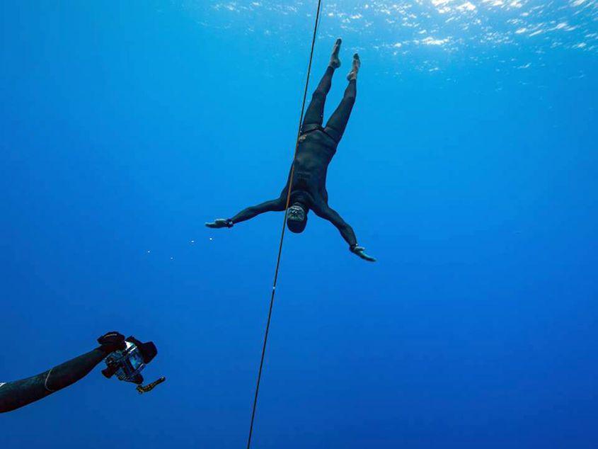 La competițiile de freediving, sportivul e asistat de un coleg când coboară la adâncime. Foto: AIDA România