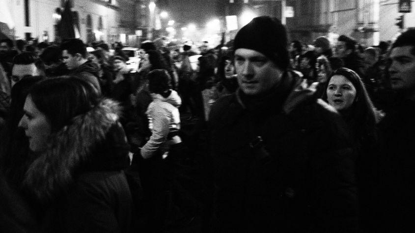 Tot mai mulți oameni simt că nu mai pot face față afluxului de știri negativ